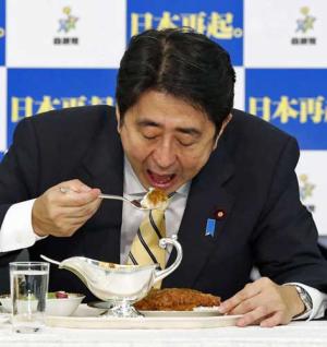 2012年9月26日の自民党総裁選挙の決起集会で、安倍氏が食べたカツカレー（3500円）が高すぎると、一部のメディアが批判、彼らの報道によると“庶民感覚”がないらしい。