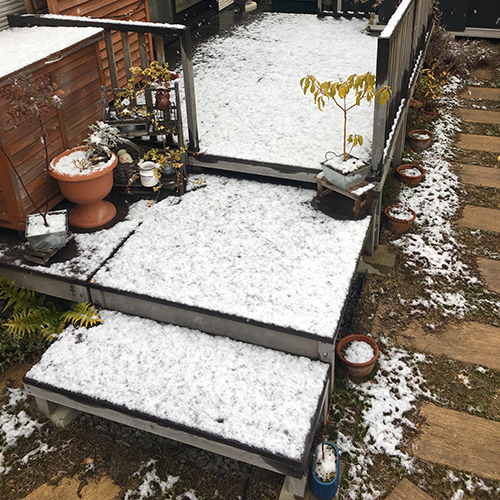 庭に雪が少し積もったので雪だるまを作りました♪②