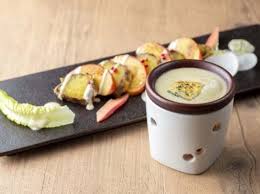 焼き芋の天ぷらと紅玉リンゴの北海道産チーズフォンデュ