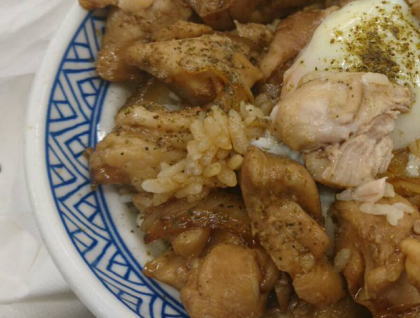 吉野家で提供した『鶏すき丼』の中に虫が2匹も混入、吉野家が謝罪 … 購入者がTwitter上で「吉野家本社に電話したら『何が欲しいんですか？』と強気な対応をされた」