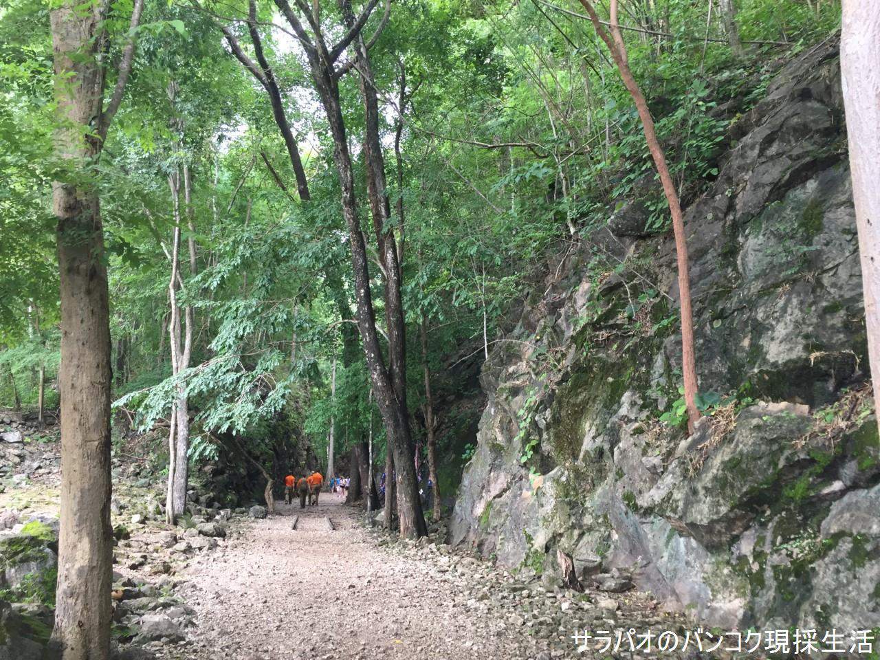 ヘルファイア・パスは岩壁を手作業で切り抜いて作られた道　in　カンチャナブリ