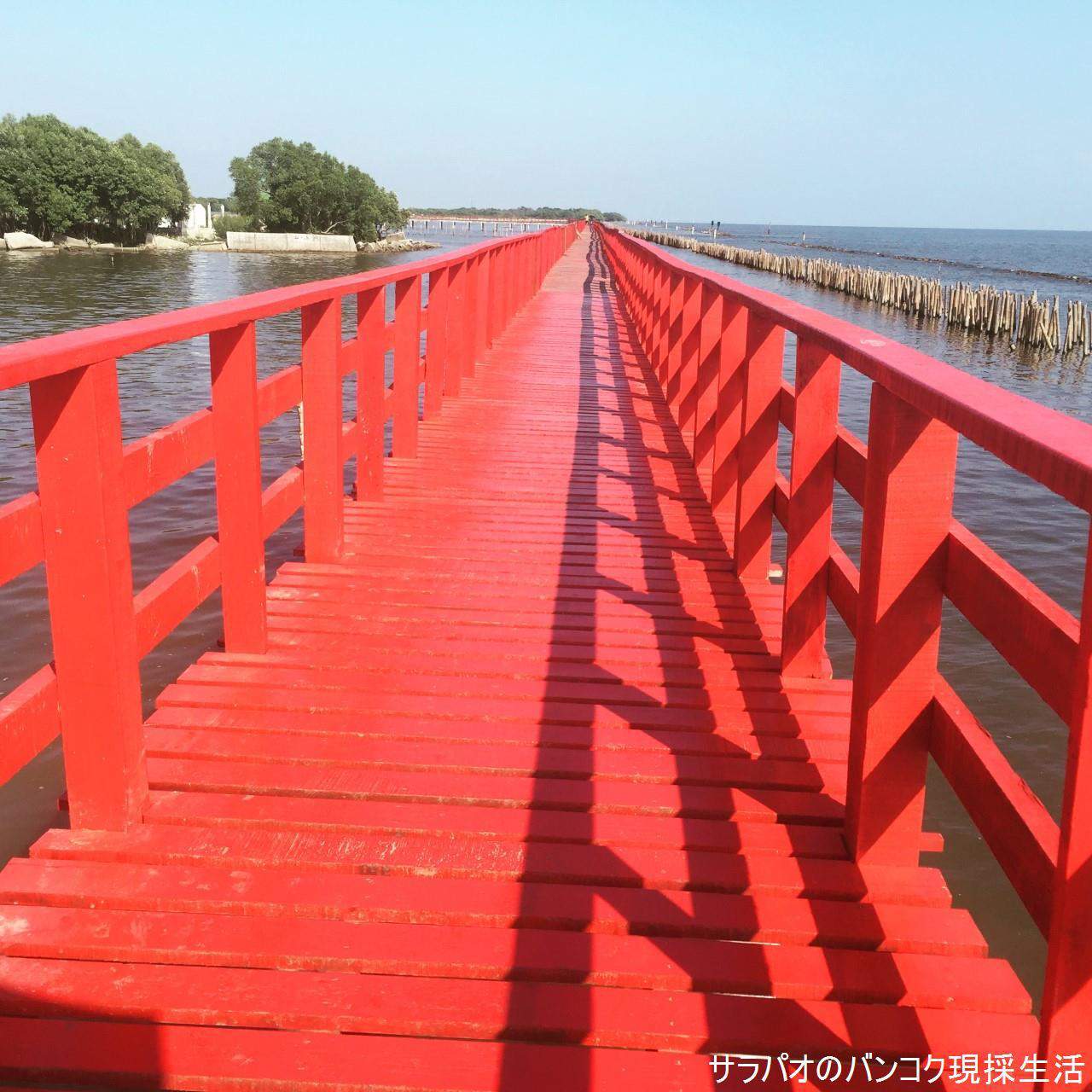 海岸沿いに架かる全長1kmの真っ赤な橋　in　サムットサーコーン県