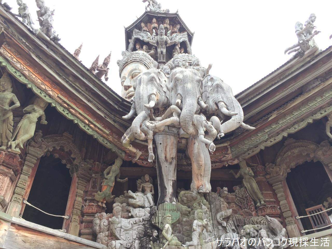 サンクチュアリー・オブ・トゥルーは現在も建築中の芸術的な巨大木造寺院　in　パタヤ