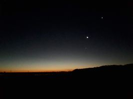 【写真】農園から見る日の出前の東の空の様子