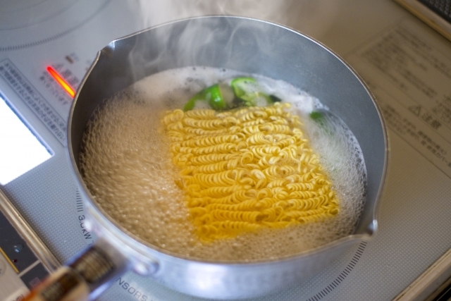 袋ラーメンの麺を茹でた湯でスープを作るな！！