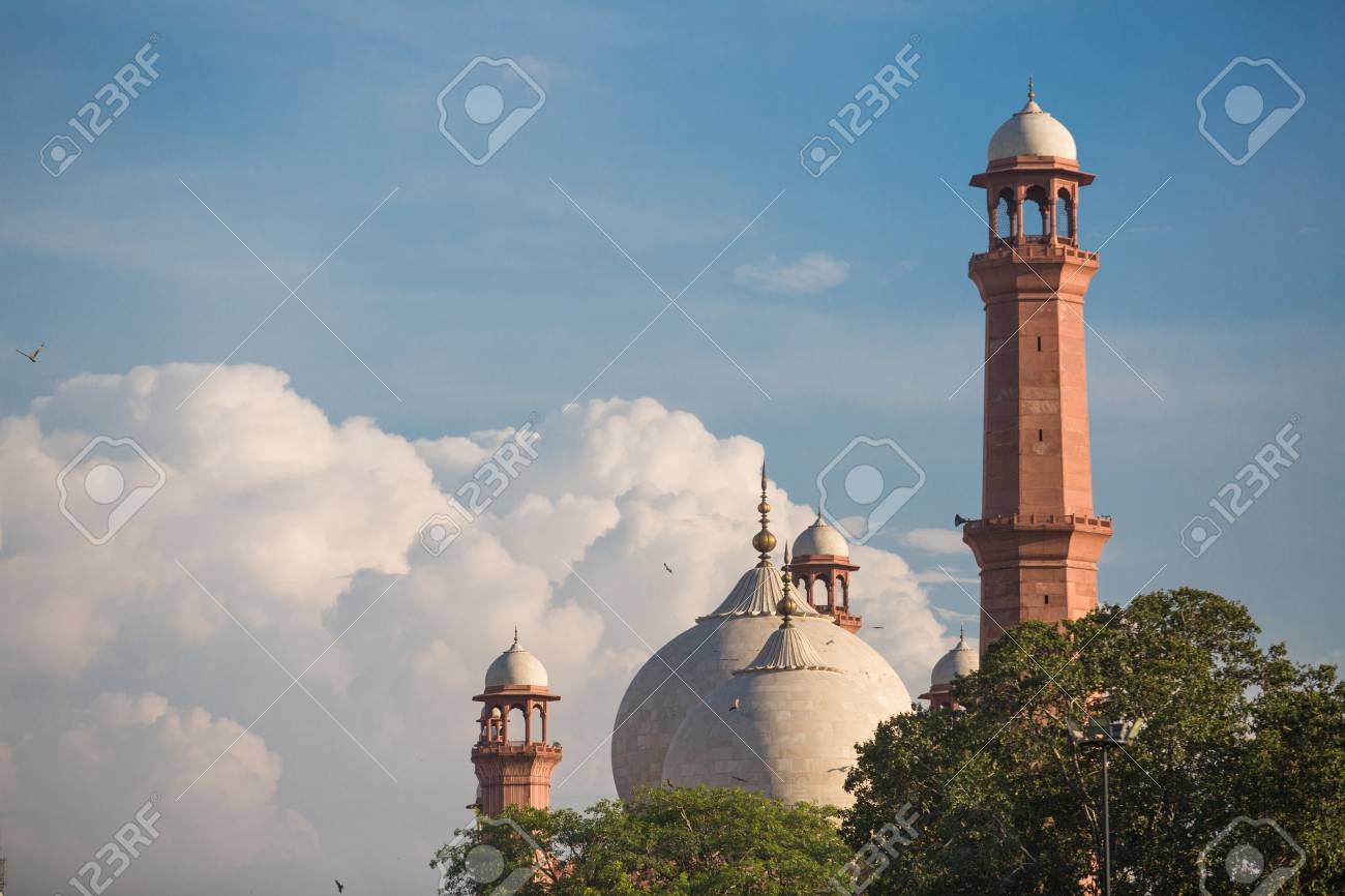 90006352-天皇のモスク-神秘的な雲とミナレットとラホール、パキスタン-ドームでバドシャヒ-モスク
