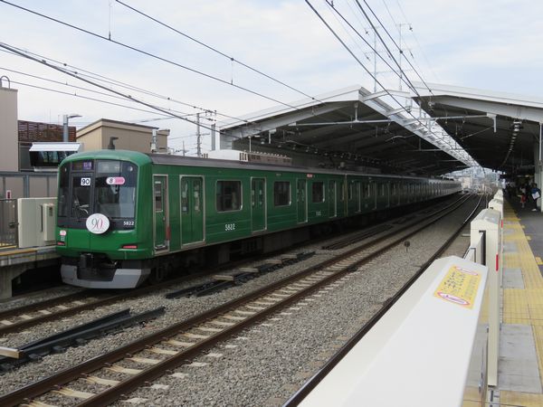 祐天寺駅に停車中の東横線開業90周年記念東急5050系“青ガエル”ラッピング編成。好評につき当初予定を1年延長して2019年8月まで運行予定。