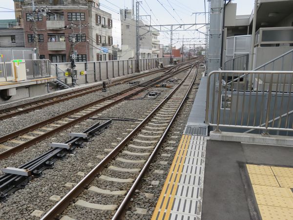 祐天寺駅通過線完成時点での3番線横浜寄り。ホームドアに合わせて10両編成の停止位置を後退させたため、車両が飛び出して停車する範囲に隙間を埋める床板を取り付けている。