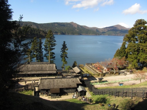 箱根関所と芦ノ湖